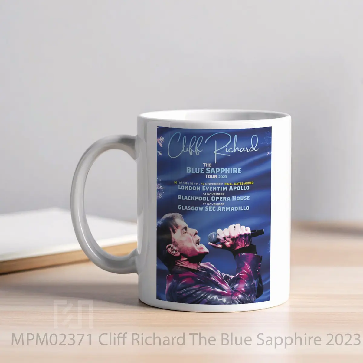 Mug Cliff Richard The Blue Sapphire 2023 Uk Tour Poste MPM02371 - All-side / Desain