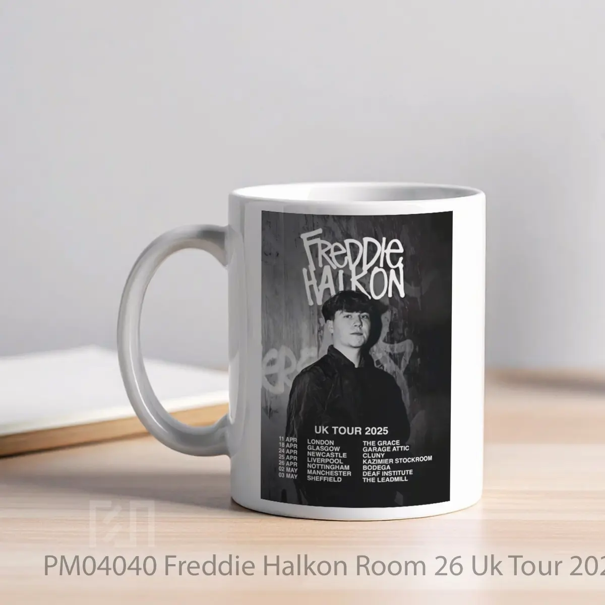 Mug Freddie Halkon Room 26 Uk Tour 2025 MPM04040 - All-side / Desain