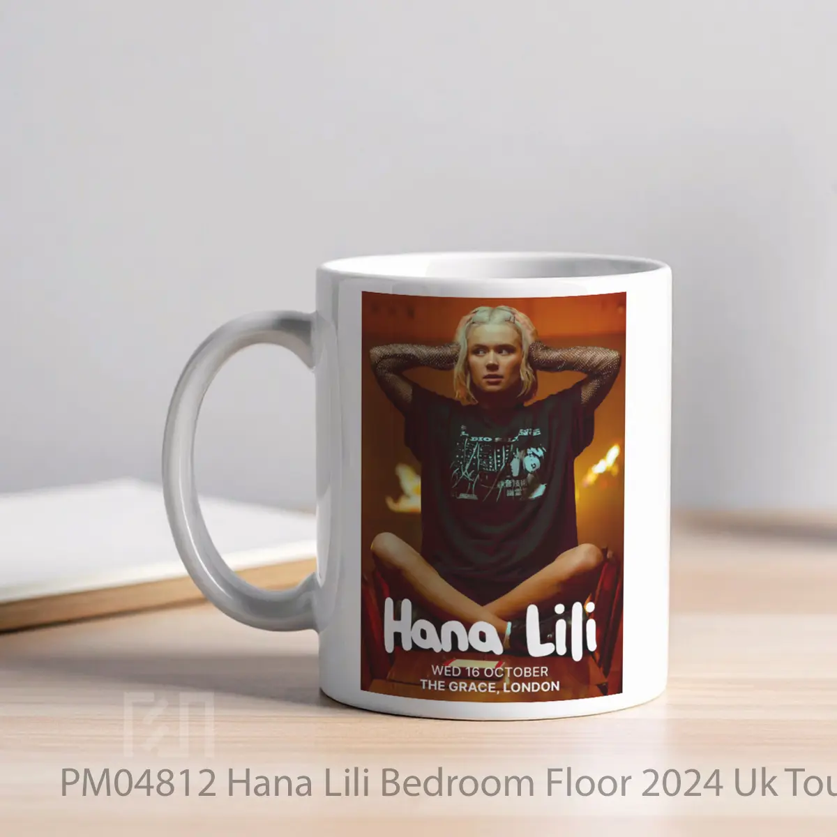 Mug Hana Lili Bedroom Floor 2024 Uk Tour London MPM04812 - All-side / Desain