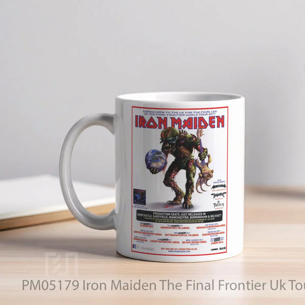 Mug Iron Maiden The Final Frontier Uk Tour 2011 MPM05179 - Tampak Tengah