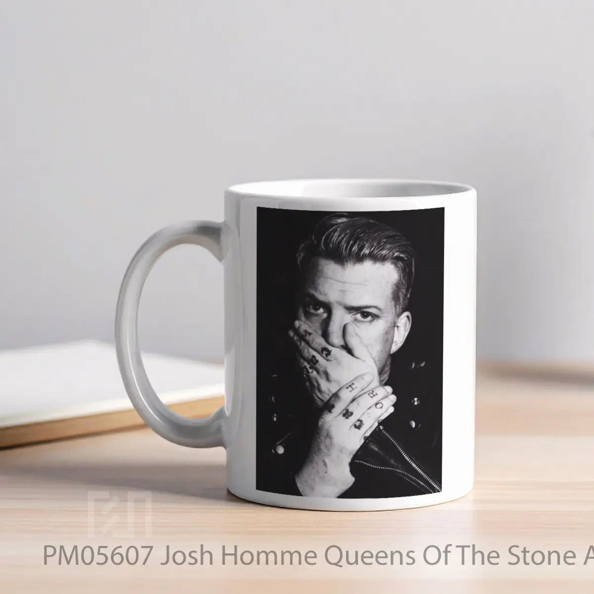 Mug Josh Homme Queens Of The Stone Age MPM05607 - All-side / Desain
