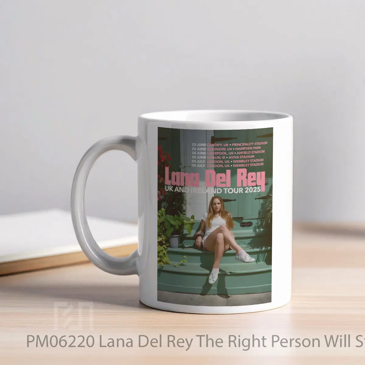 Mug Lana Del Rey The Right Person Will Stay Uk And Ireland Tour 2025 Night 3 MPM06220 - Tampak Kanan