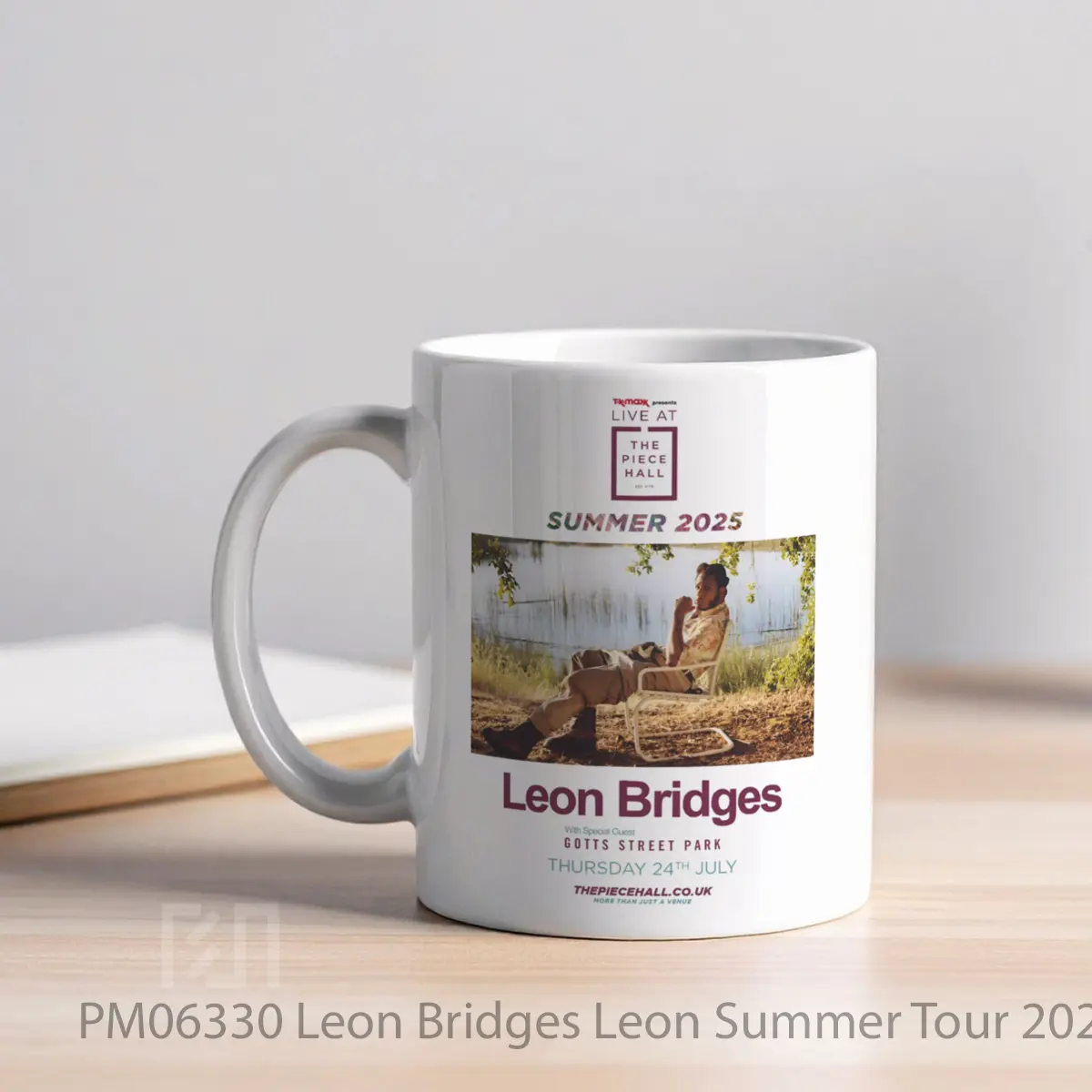 Mug Leon Bridges Leon Summer Tour 2025 Halifax The Piece Hall MPM06330 - All-side / Desain