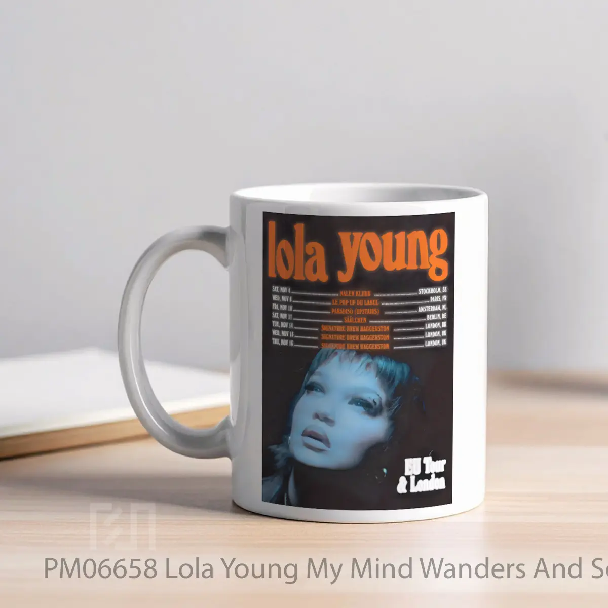Mug Lola Young My Mind Wanders And Sometimes Leaves Completely 2023 European Uk Tour MPM06658 - All-side / Desain
