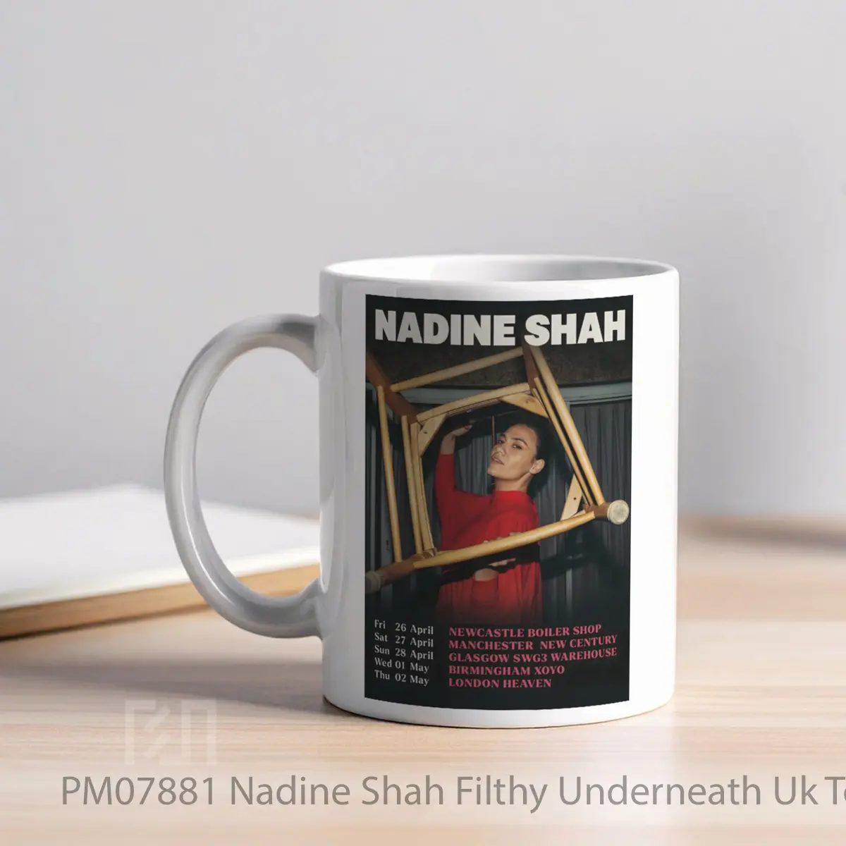 Mug Nadine Shah Filthy Underneath Uk Tour 2024 MPM07881 - All-side / Desain