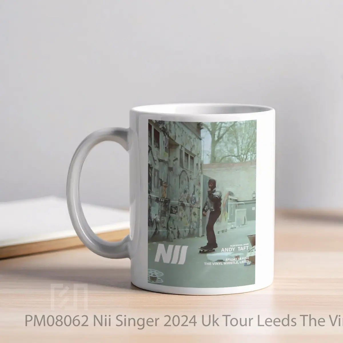 Mug Nii Singer 2024 Uk Tour Leeds The Vinyl Whistle MPM08062 - All-side / Desain