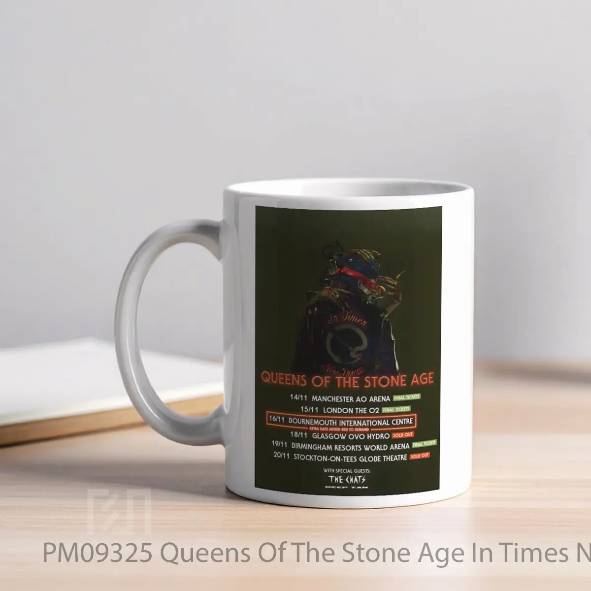 Mug Queens Of The Stone Age In Times New Roman Uk Tour 2023 MPM09325 - All-side / Desain