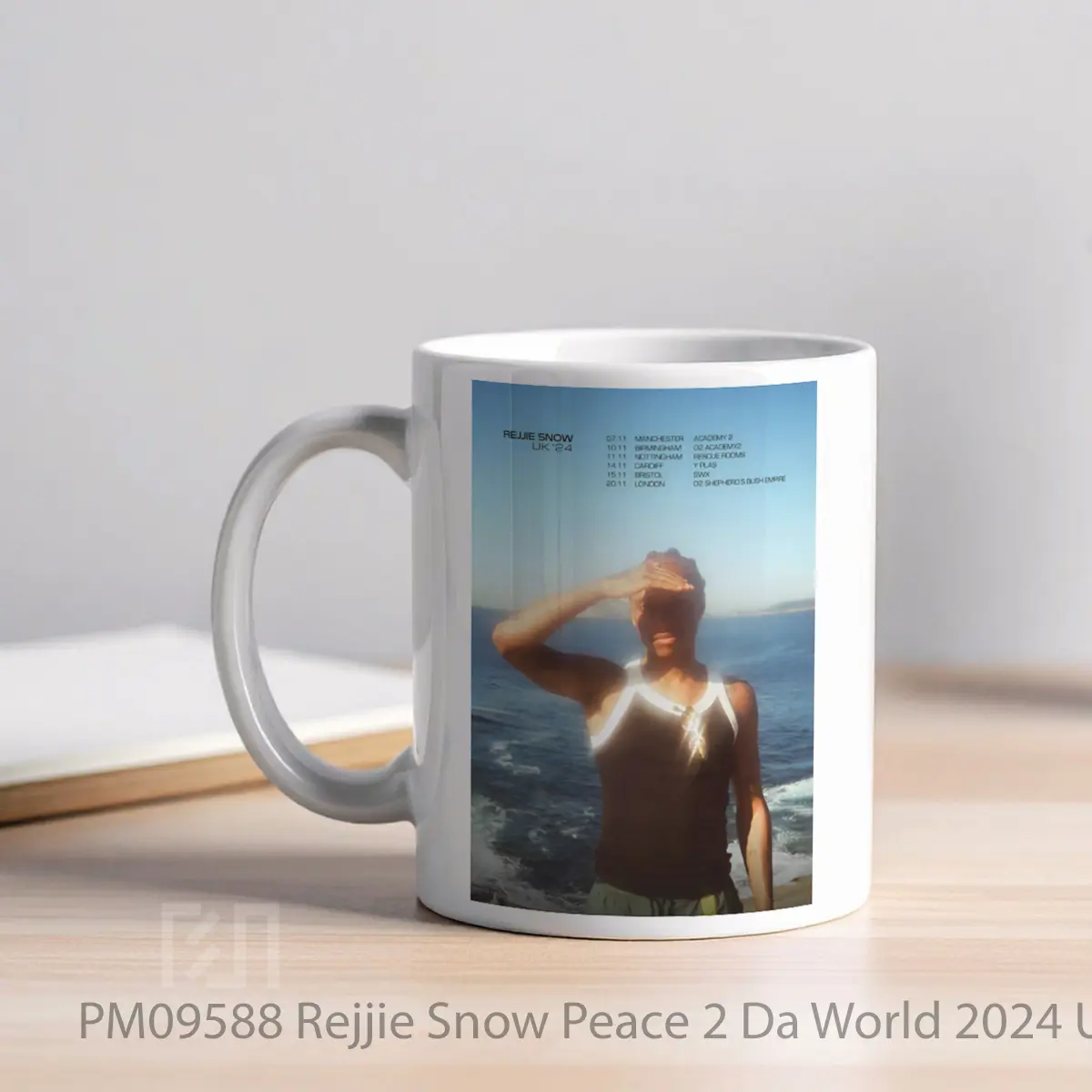 Mug Rejjie Snow Peace 2 Da World 2024 Uk Tour MPM09588 - All-side / Desain
