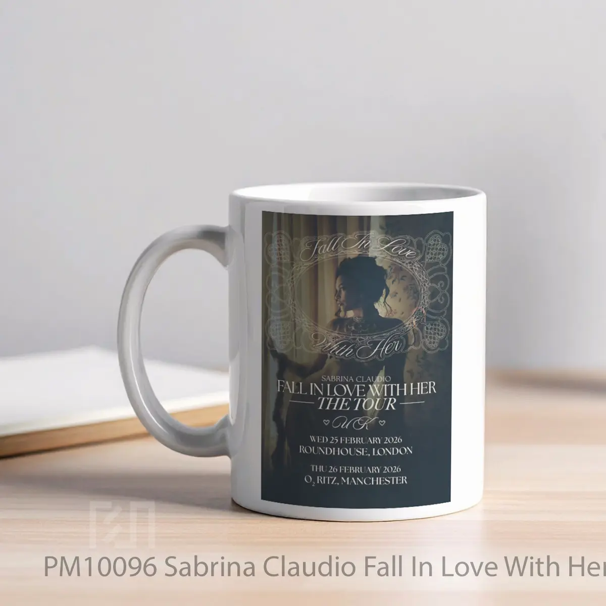 Mug Sabrina Claudio Fall In Love With Her 2026 Uk Tour MPM10096 - All-side / Desain