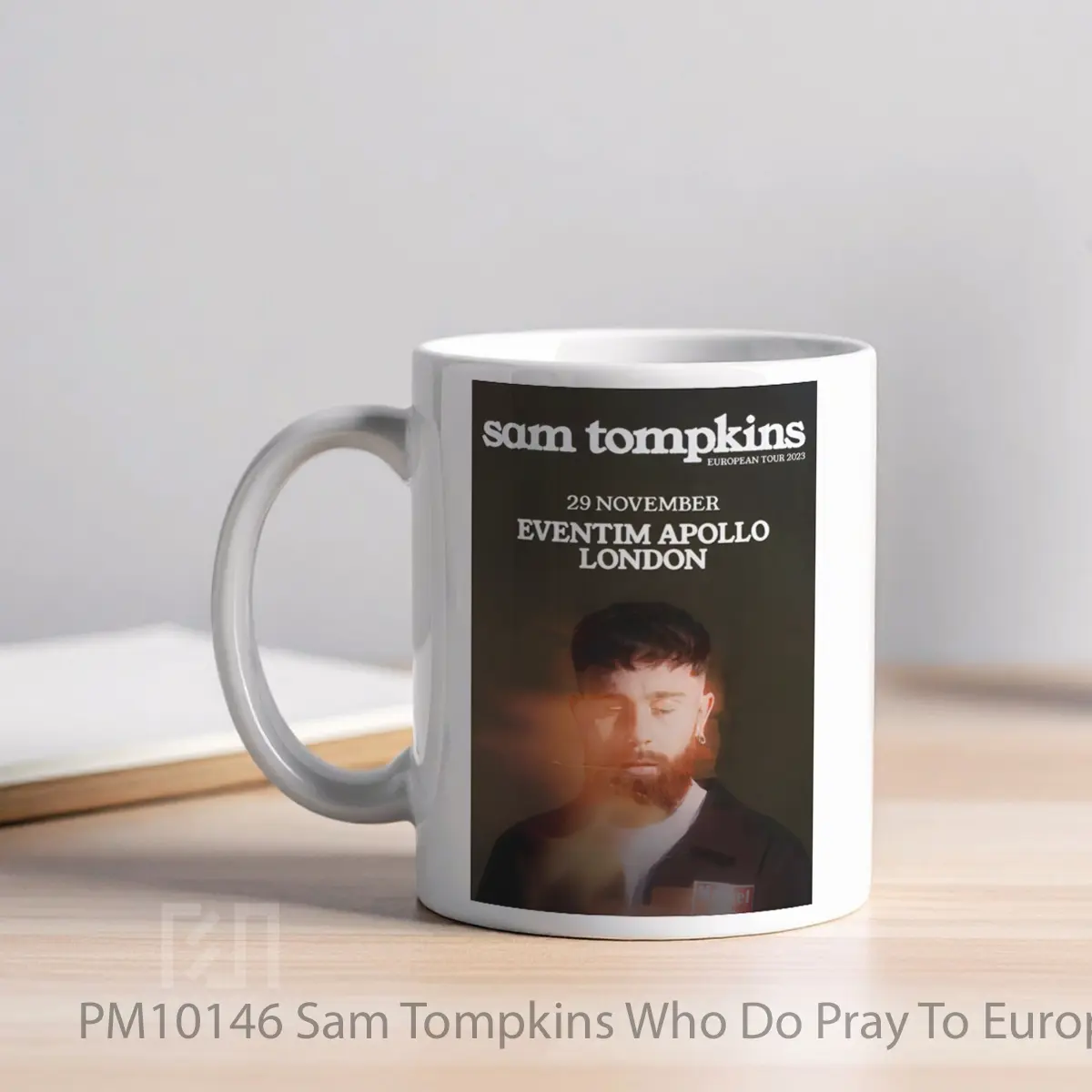 Mug Sam Tompkins Who Do Pray To European Tour 2023 London Eventim Apollo MPM10146 - All-side / Desain