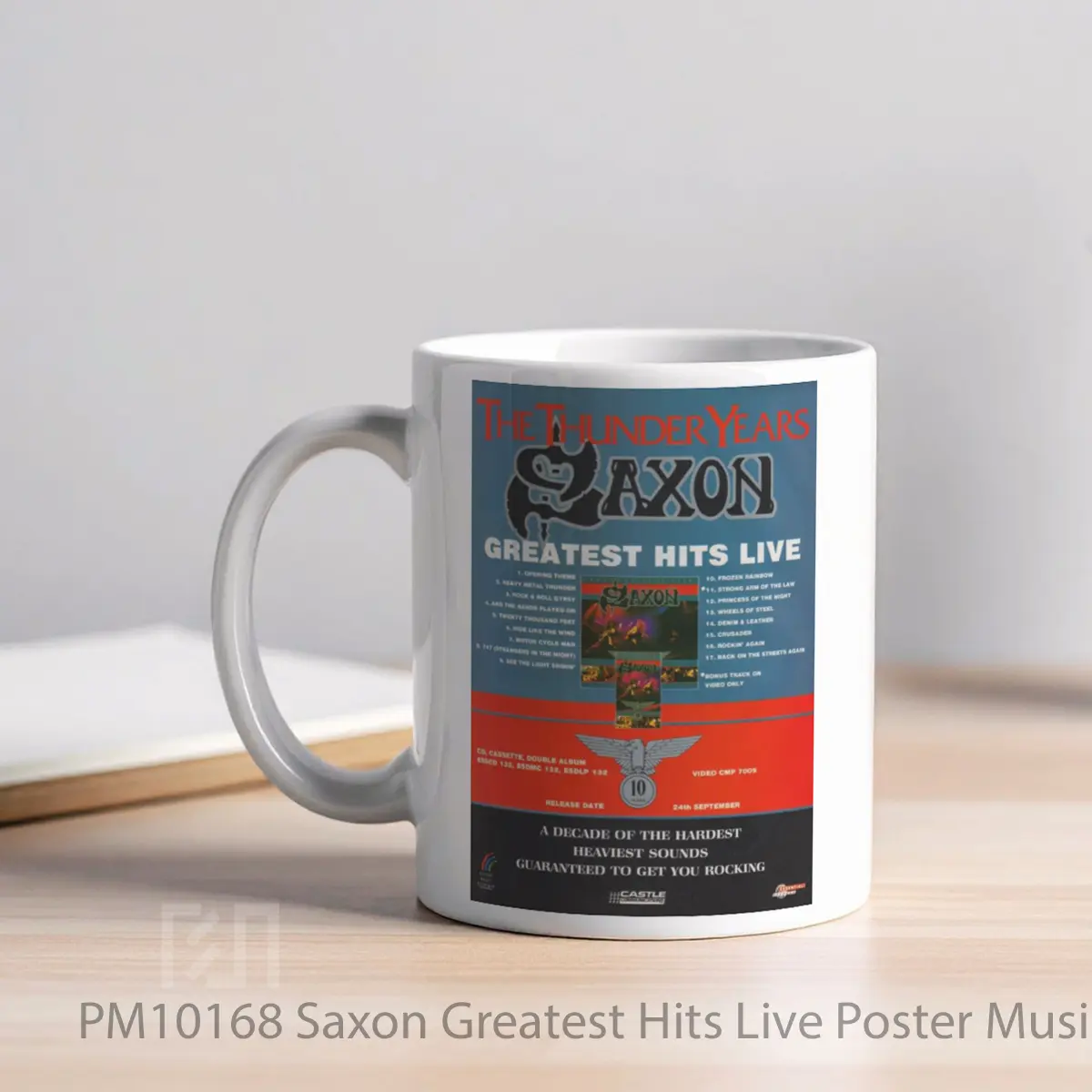 Mug Saxon Greatest Hits Live MPM10168 - All-side / Desain