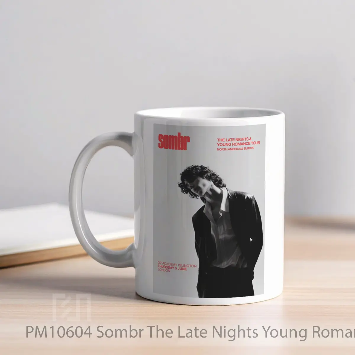 Mug Sombr The Late Nights Young Romance Tour London 2025 MPM10604 - All-side / Desain