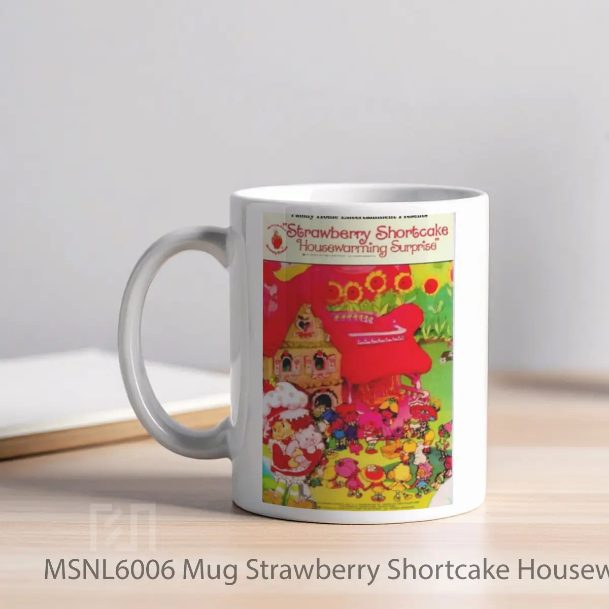 Mug Strawberry Shortcake Housewarming Surprise Gelas Keramik Tema Film MSNL6006 - Tampak Kiri