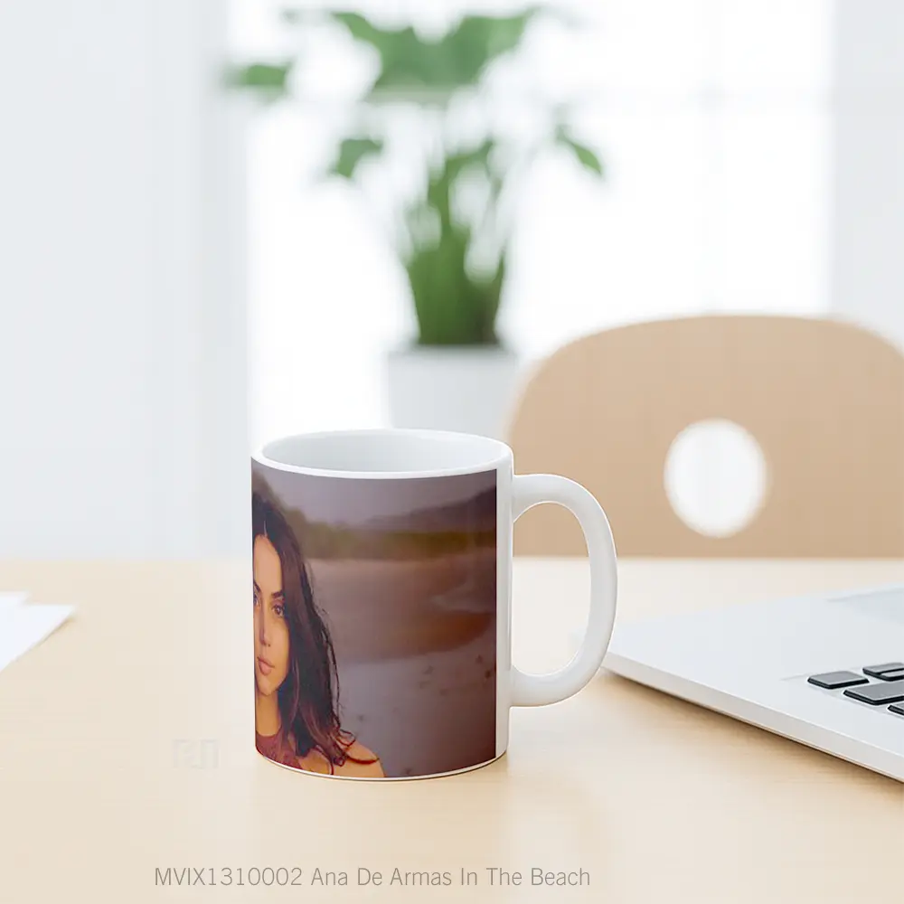 Mug Ana De Armas In The Beach Gelas Pemandangan Alam - All-side / Desain