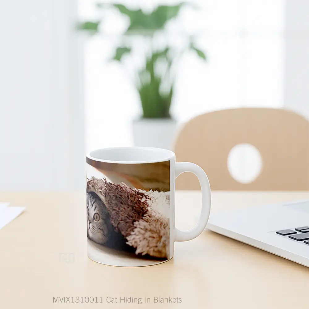 Mug Cat Hiding In Blankets Gelas Hewan Lucu - All-side / Desain