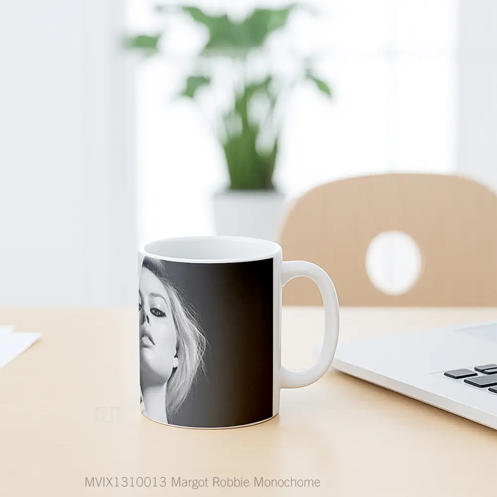 Mug Margot Robbie Monochome Gelas Keramik Unik - All-side / Desain