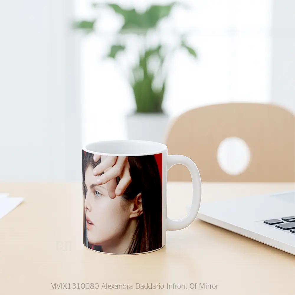 Mug Alexandra Daddario Infront Of Mirror Gelas Selebriti - Tampak Tengah