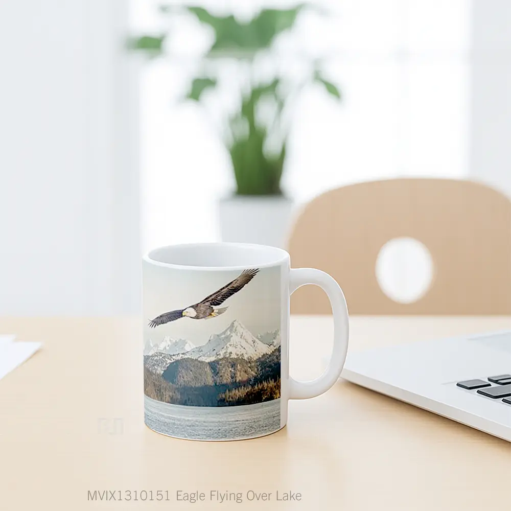Mug Eagle Flying Over Lake Gelas Hewan Lucu - All-side / Desain