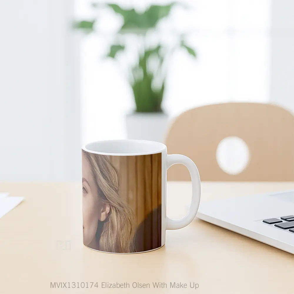 Mug Elizabeth Olsen With Make Up Gelas Keramik Unik - All-side / Desain