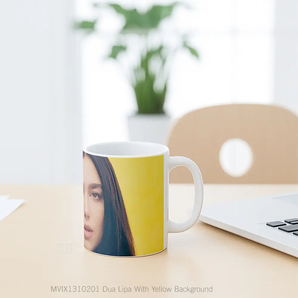 Mug Dua Lipa With Yellow Background Gelas Selebriti - All-side / Desain