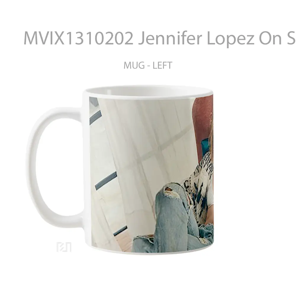 Mug Jennifer Lopez On Sofa Gelas Selebriti - All-side / Desain