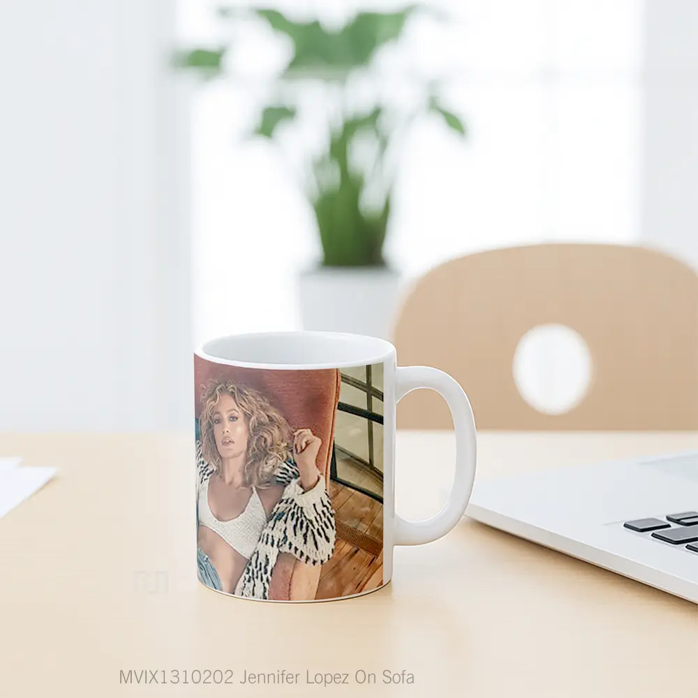 Mug Jennifer Lopez On Sofa Gelas Selebriti - All-side / Desain