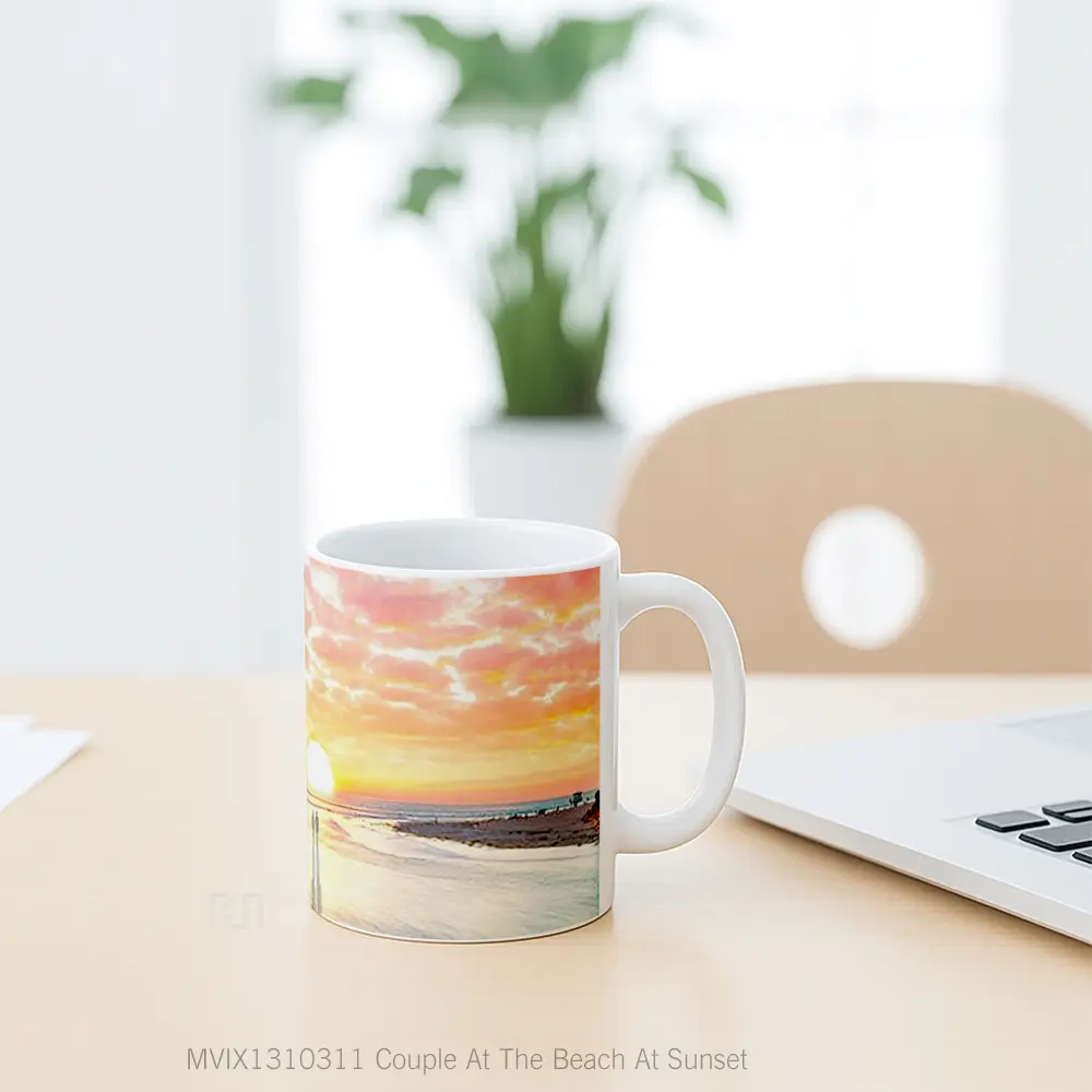 Mug Couple At The Beach At Sunset Gelas Pemandangan Alam - All-side / Desain