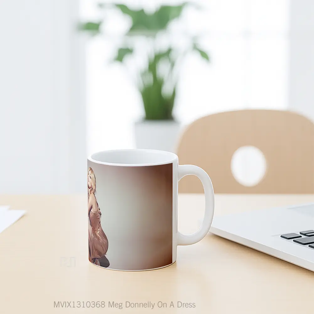 Mug Meg Donnelly On A Dress Gelas Keramik Unik - All-side / Desain