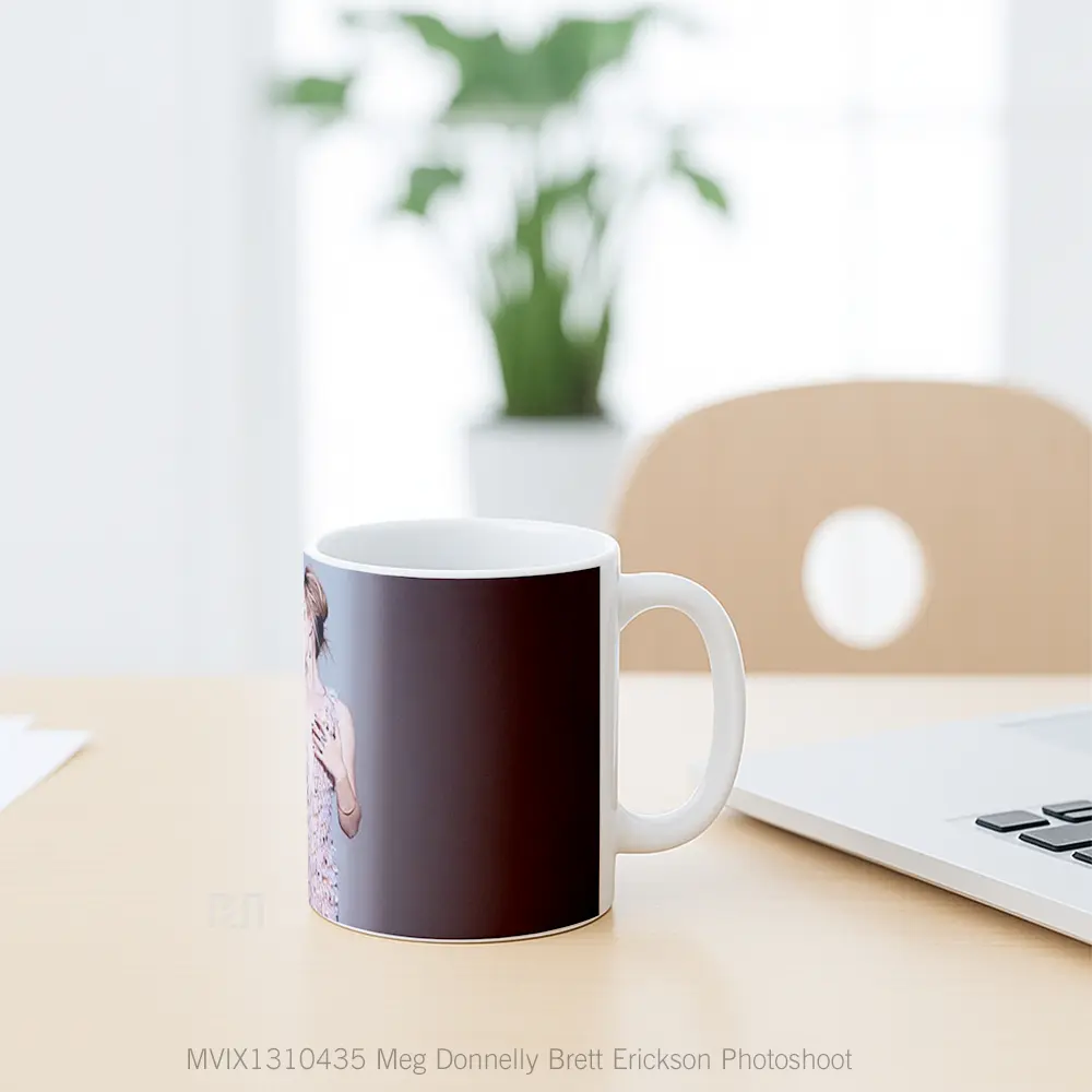 Mug Meg Donnelly Brett Erickson Photoshoot Gelas Keramik Unik - All-side / Desain