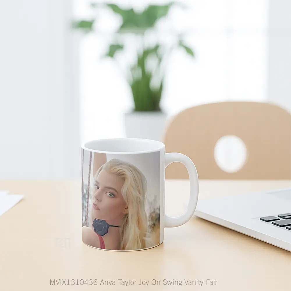 Mug Anya Taylor Joy On Swing Vanity Fair Gelas Selebriti - All-side / Desain