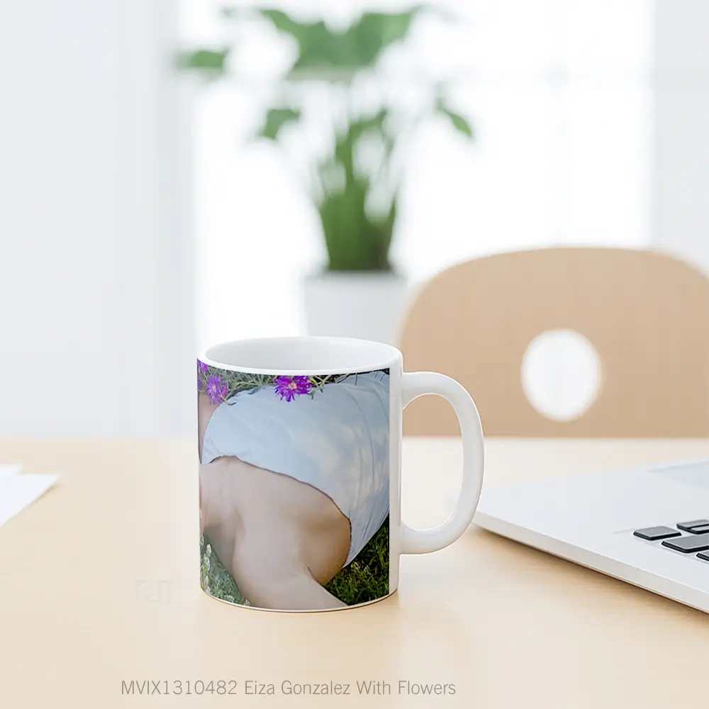 Mug Eiza Gonzalez With Flowers Gelas Selebriti - All-side / Desain