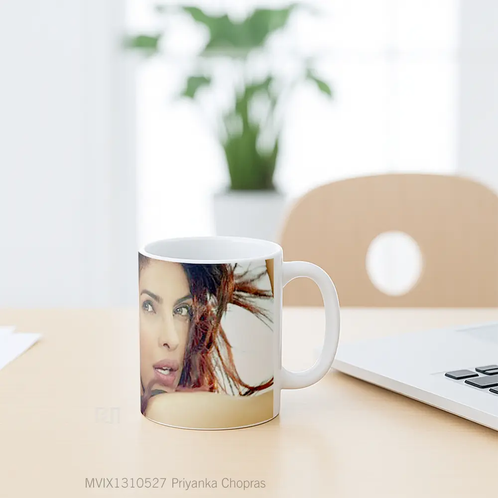Mug Priyanka Chopras Gelas Keramik Unik - All-side / Desain