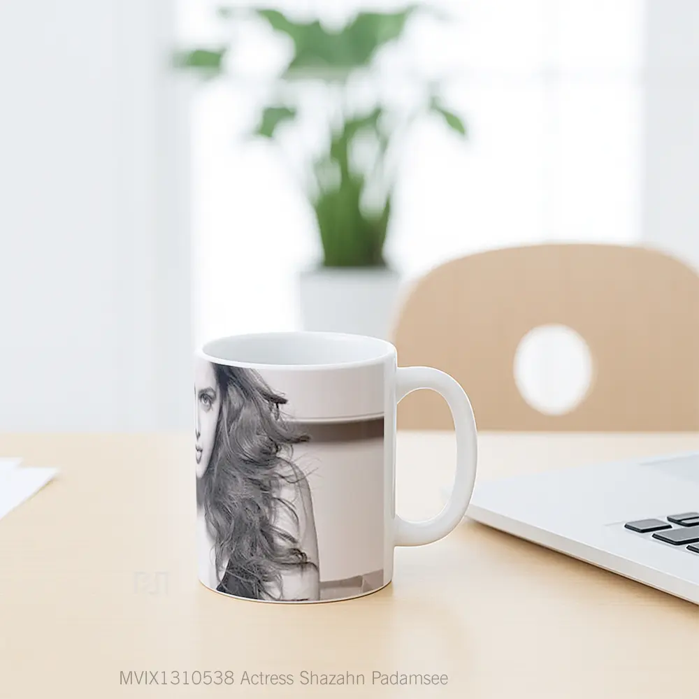Mug Actress Shazahn Padamsee Gelas Keramik Unik - All-side / Desain