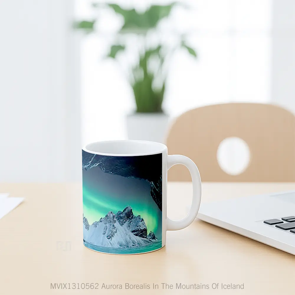 Mug Aurora Borealis In The Mountains Of Iceland Gelas Pemandangan Alam - All-side / Desain