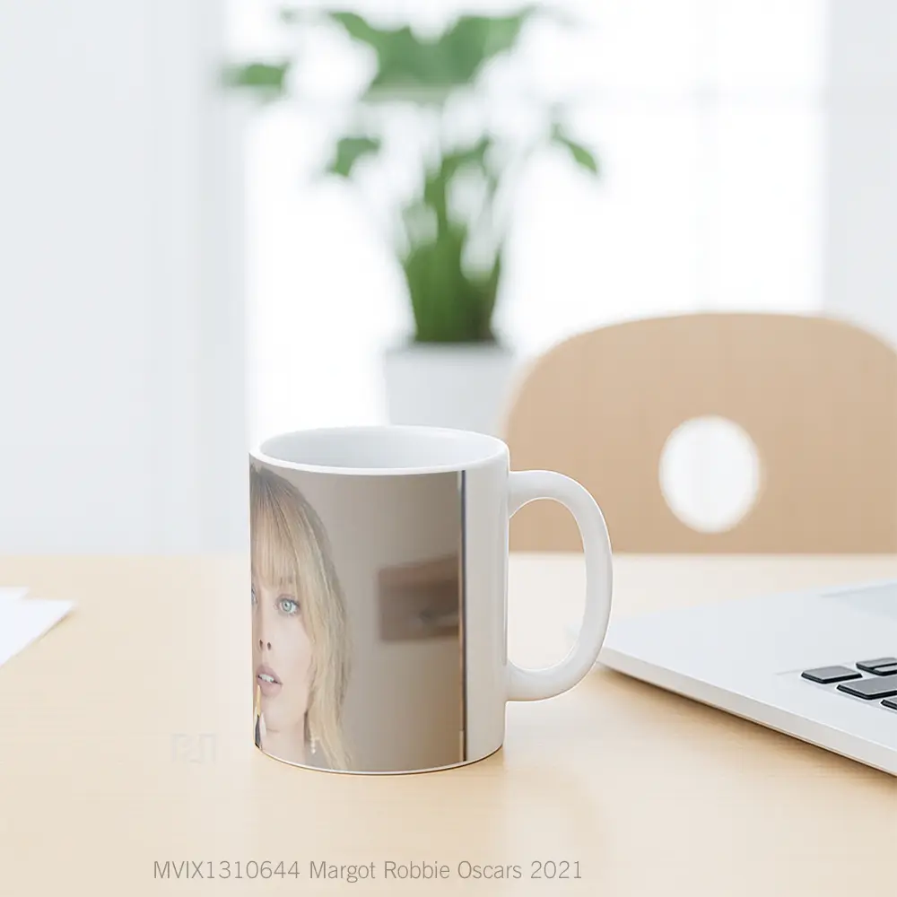 Mug Margot Robbie Oscars 2021 Gelas Keramik Unik - All-side / Desain