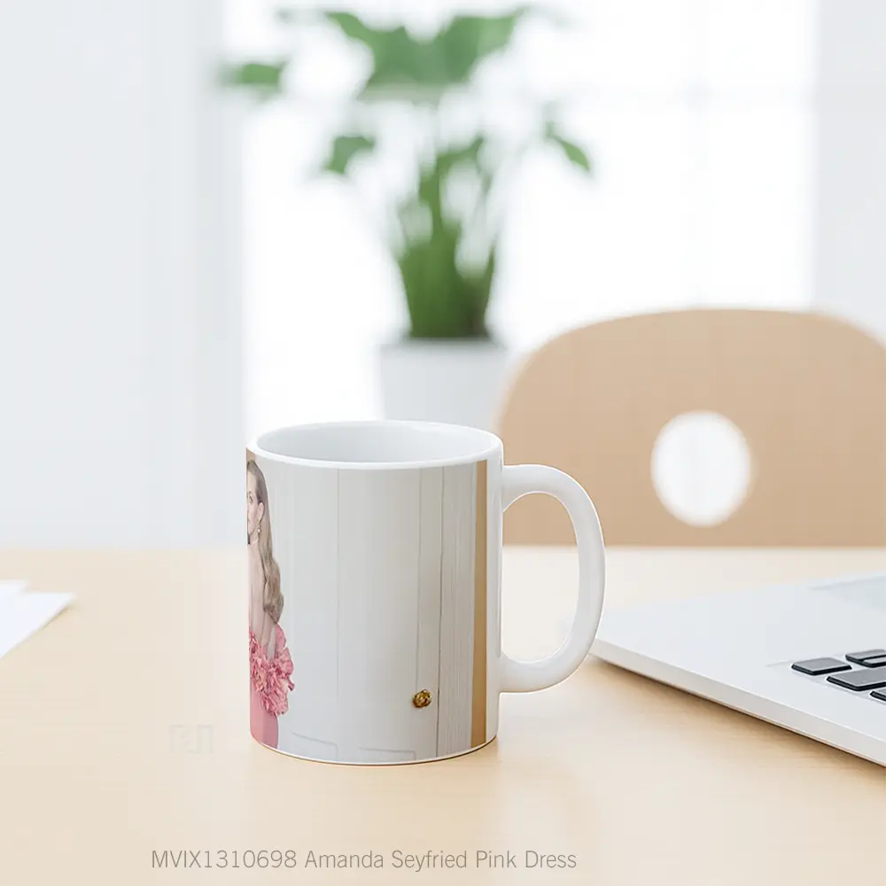 Mug Amanda Seyfried Pink Dress Gelas Keramik Unik - All-side / Desain