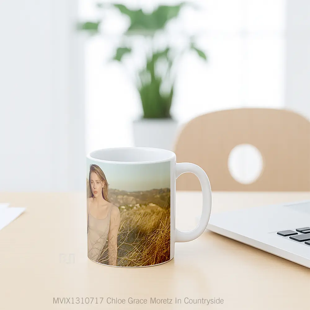 Mug Chloe Grace Moretz In Countryside Gelas Keramik Unik - All-side / Desain