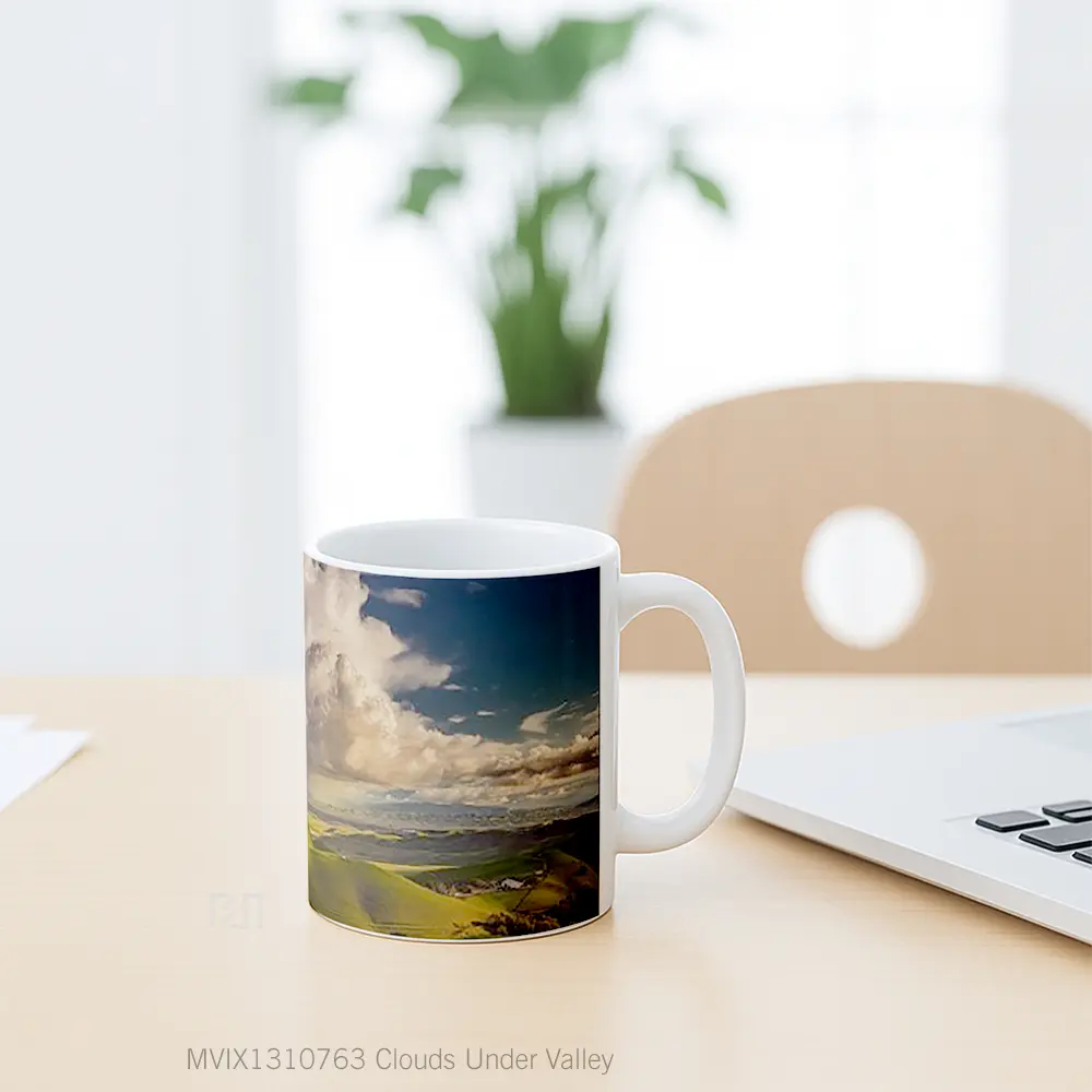 Mug Clouds Under Valley Gelas Pemandangan Alam - All-side / Desain