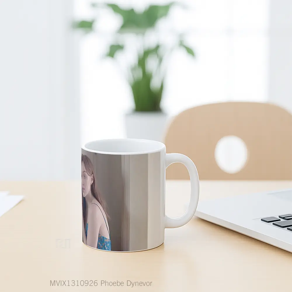 Mug Phoebe Dynevor Gelas Keramik Unik - All-side / Desain