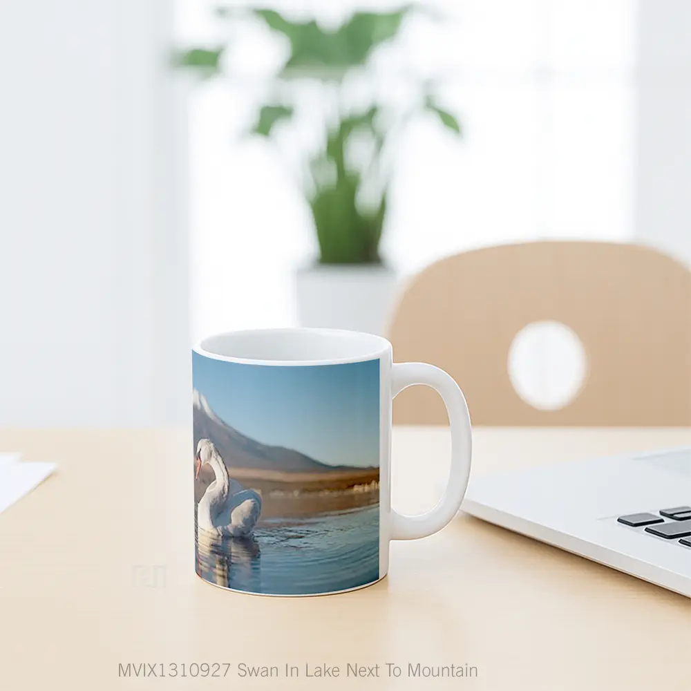Mug Swan In Lake Next To Mountain Gelas Pemandangan Alam - All-side / Desain