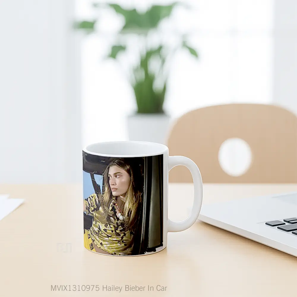 Mug Hailey Bieber In Car Cangkir Mobil - All-side / Desain