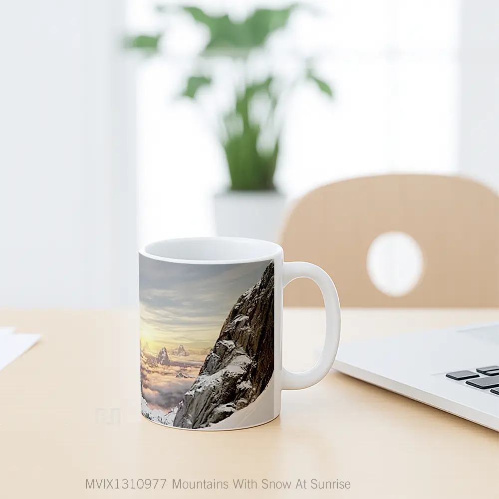 Mug Mountains With Snow At Sunrise Gelas Pemandangan Alam - All-side / Desain
