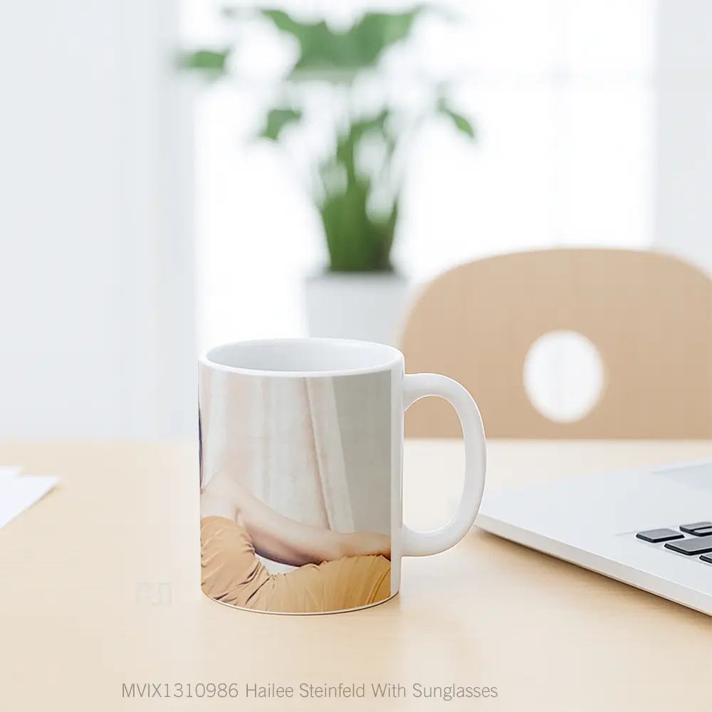 Mug Hailee Steinfeld With Sunglasses Gelas Selebriti - All-side / Desain
