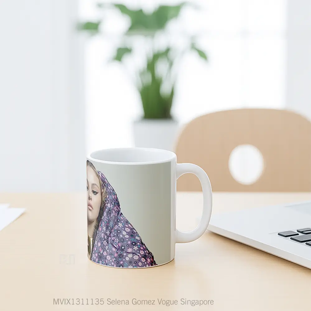 Mug Selena Gomez Vogue Singapore Gelas Selebriti - All-side / Desain