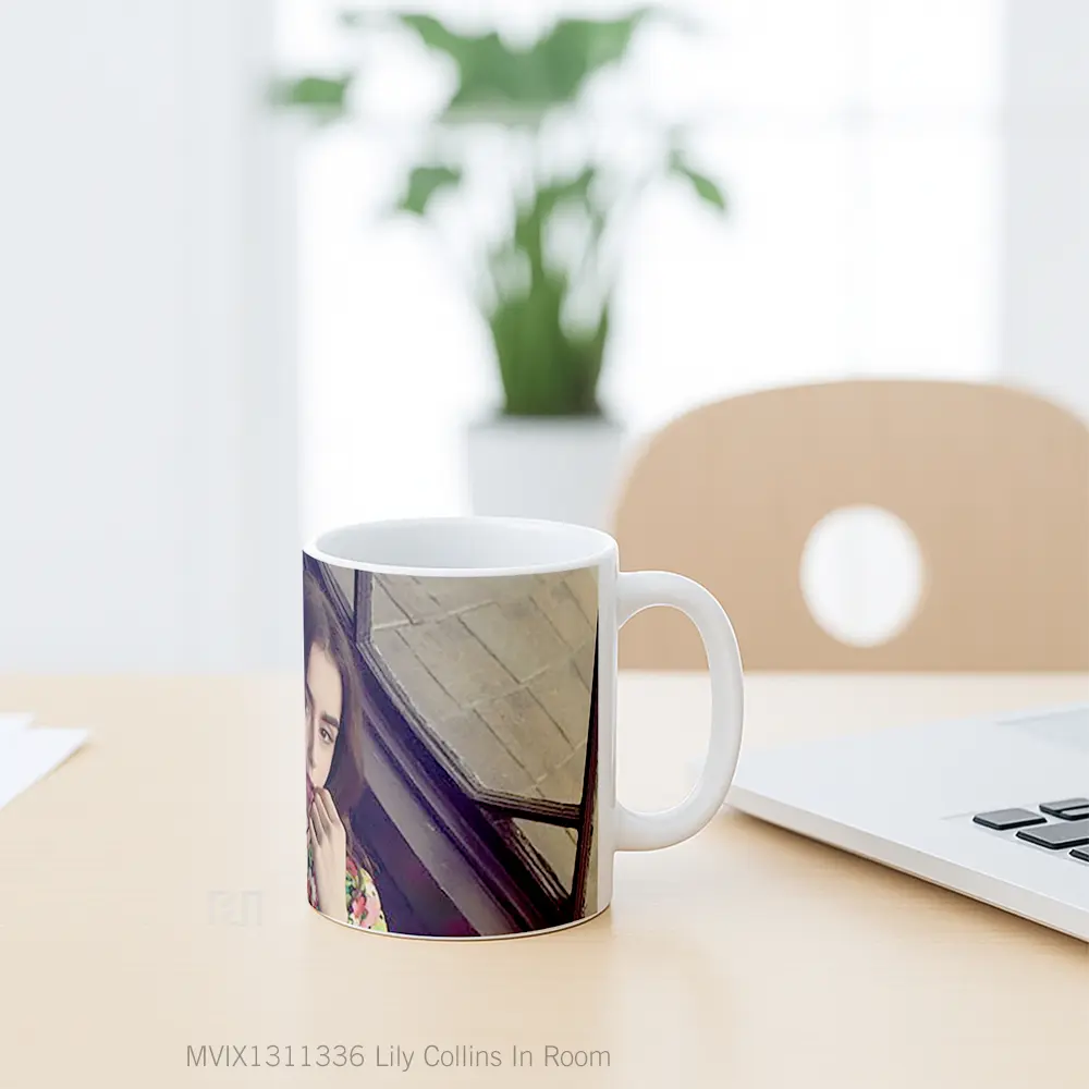 Mug Lily Collins In Room Gelas Keramik Unik - All-side / Desain