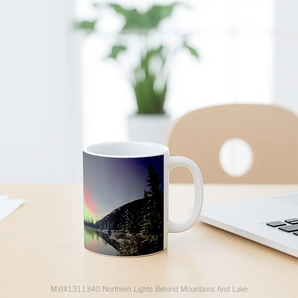 Mug Northern Lights Behind Mountains And Lake Gelas Pemandangan Alam - All-side / Desain