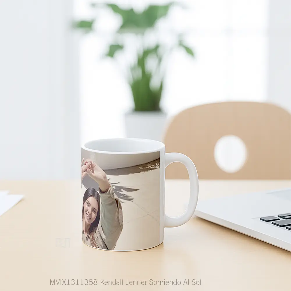 Mug Kendall Jenner Sonriendo Al Sol Gelas Selebriti - All-side / Desain
