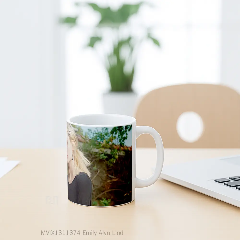 Mug Emily Alyn Lind Gelas Keramik Unik - All-side / Desain