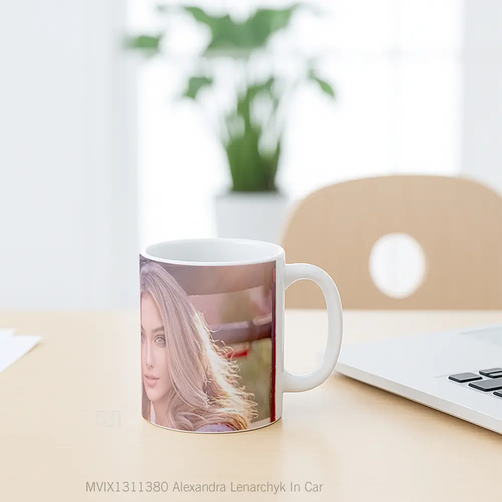 Mug Alexandra Lenarchyk In Car Cangkir Mobil - All-side / Desain