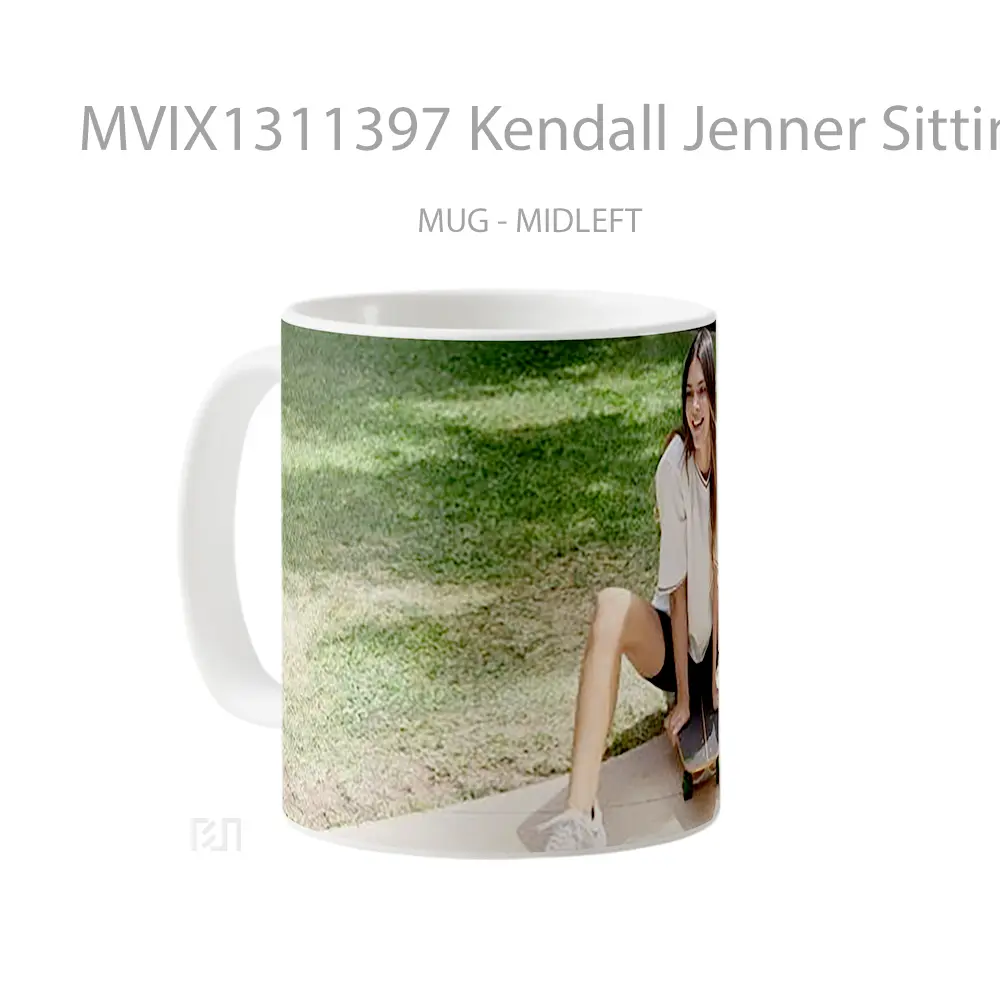 Mug Kendall Jenner Sitting On Skateboard Gelas Selebriti - All-side / Desain